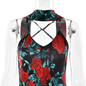 Dettaglio del corpetto con scollo a V, stampa a rose rosse e spalline incrociate sul retro