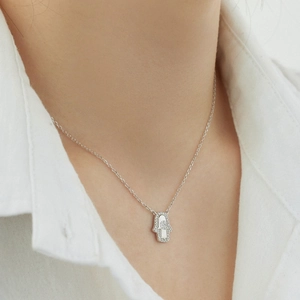Détail du collier main de Hamsa en argent S925 avec zircons porté par le mannequin