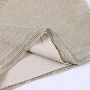 Vue macro du tissu côtelé champagne doré avec coutures doubles de haute précision