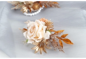 Vue détaillée du corsage rose crème avec feuilles dorées sur tissu de soie argent