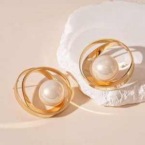 Boucles d'oreilles dorées circulaires multicouches avec perle blanche sur pierre