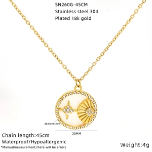 Détails du collier plaqué or 18K montrant la chaîne de 45cm et le pendentif étoile
