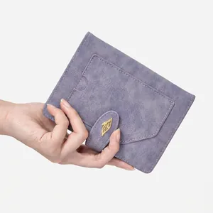 Dettaglio del portapassaporto in pelle PU viola con scomparti interni per carte e documenti
