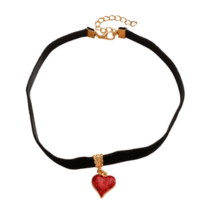 Dettaglio di un choker in velluto nero con ciondolo a cuore rosso glitterato e chiusura d'oro