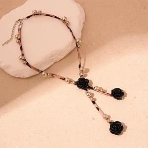 Ras de cou en cuir imprimé léopard avec trois pendentifs fleurs de roses noires 3D