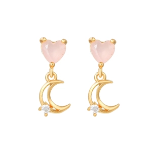 Detalle de la piedra de corazón rosa y colgante de media luna dorada con circonita