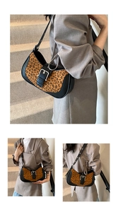 Détail du sac léopard avec garniture en cuir noir et boucle argentée ajustable