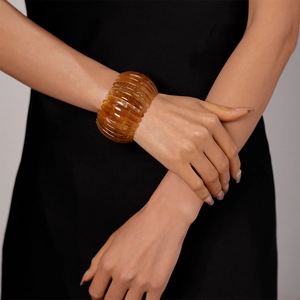 Bracelet jonc vintage en résine ambre avec texture écaille et design géométrique