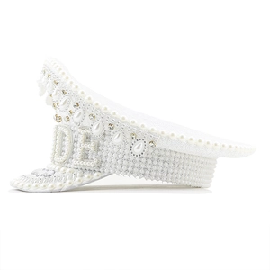Détail du chapeau de mariée blanc avec perles, paillettes et lettrage BRIDE en cristal