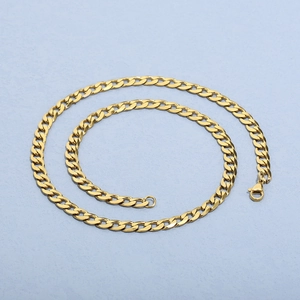 Detailansicht der goldplattierten Gliederkette mit sicherem Karabinerverschluss