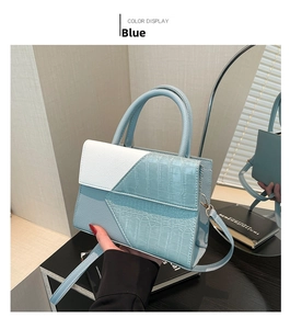 Détail du sac à main bleu et blanc motif crocodile avec bandoulière amovible
