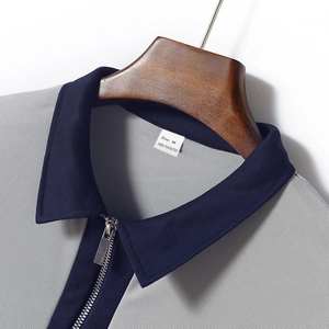 Detailaufnahme des Polo-Viertelreißverschlusses mit marineblauem Kontrastkragen