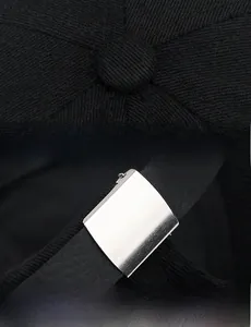 Détail de la boucle en métal et de la sangle en cuir sur le bonnet docker noir