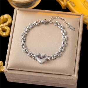 Bracelet à maillons en acier inoxydable argenté poli avec pendentif coeur sur un coffret