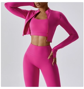 Dettaglio del set yoga rosa rosso con giacca con zip e leggings a vita alta