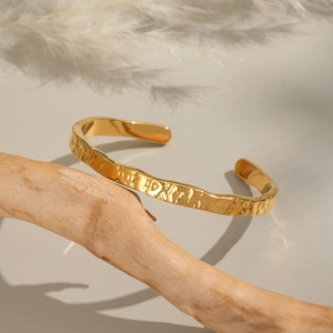 Bracelet jonc ouvert en acier inoxydable plaqué or 18K avec texture de lave