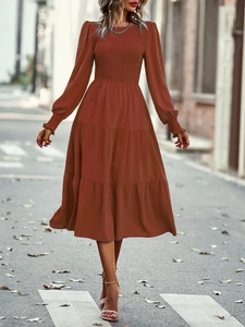 Robe midi marron avec buste smocké et ourlet à volants pour un style décontracté