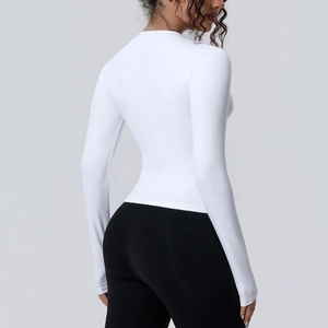 Détail du haut de yoga blanc en tissu respirant avec coupe ajustée au niveau du dos