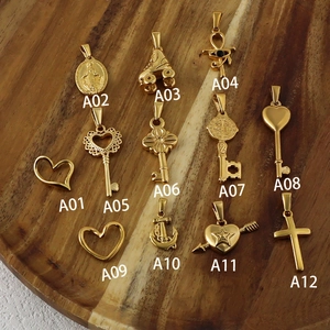 Lot de 12 pendentifs en acier doré comprenant des motifs de cœur de clé et d'ancre