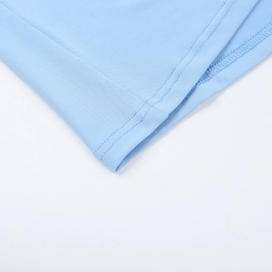 Vue macro des coutures fines et de la texture du tissu bleu clair sur la robe