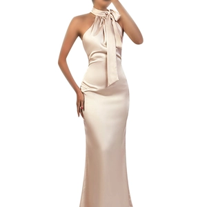 Robe de soirée licou élégante en satin champagne avec silhouette sirène dos nu