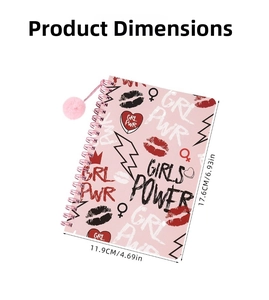 Detalle del cuaderno de espiral rosa con diseño Girls Power y colgante de peluche