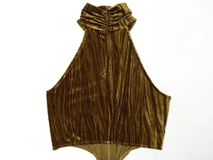 Dettaglio del top all'americana in velluto bronzo con collo alto arricciato e lucentezza