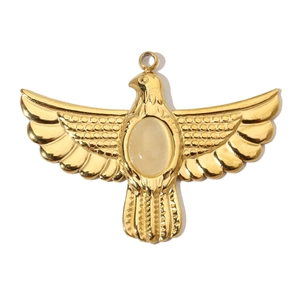 Détails du pendentif aigle doré avec une pierre blanche ovale et des plumes finement gravées