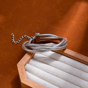 Vue détaillée du bracelet multicouche en chaîne serpent argentée avec chaîne d'extension