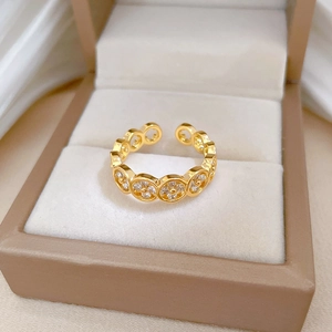 Adjustable gold clover ring with pavé zircons in a premium jewelry gift box display