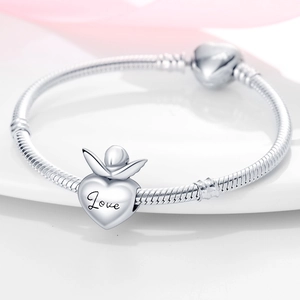 Dettaglio bracciale maglia snake argento con ciondolo a cuore e ali inciso Love
