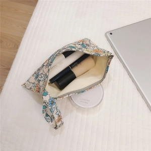 Floral canvas makeup bag with handle and metal zipper for daily cosmetic storage