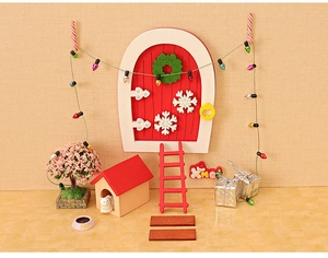 Détails de maison de poupée de Noël miniature avec porte rouge, niche et arbre rose