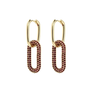 Détail de boucles d'oreilles ovales dorées avec pavage de cristaux rouges brillants