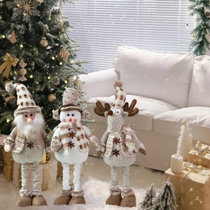 Tre statuette natalizie con gambe telescopiche tra cui Babbo Natale, pupazzo e renna