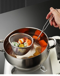 Detailed use of a 304 stainless steel strainer basket for hot pot with corn and fish balls