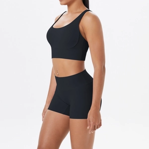 Détail de l'ensemble de yoga noir avec short sans couture et brassière de sport à col en U