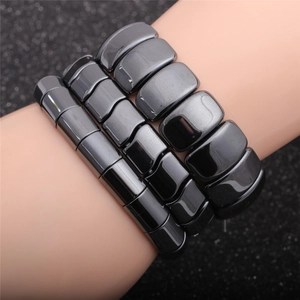 Ensemble de bracelets en hématite noire magnétique pour hommes porté sur fond sombre