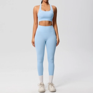 Vista frontal de sujetador deportivo azul claro y pantalones de yoga de cintura alta