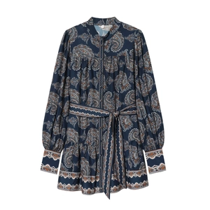 Robe longue bleu foncé à motif cachemire avec ceinture sur fond blanc