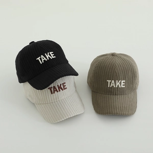 Trois casquettes en velours côtelé pour enfants avec broderie TAKE en noir, beige et vert