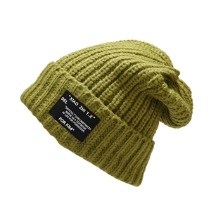 Legergroene grof gebreide muts met vintage patch en geribbelde textuur voor de winter