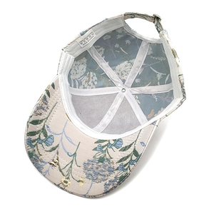 Dettaglio interno del cappellino etnico con etichetta 100% poliestere e nastro bianco