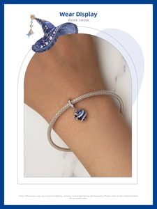 Dettaglio di un bracciale in argento s925 con ciondolo a cuore blu indossato al polso