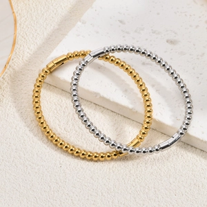 Detail von 18K Gold- und Silber-Perlenarmbändern mit sicherem Magnetzylinder-Verschluss