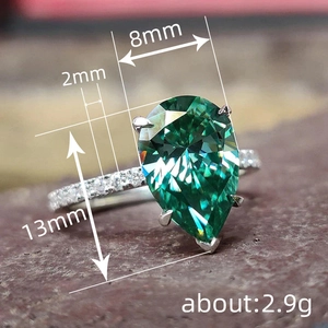 Bague élégante avec pierre verte en forme de poire et pavé de diamants, serti 4 griffes