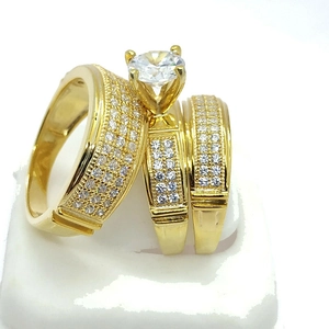 Élégant ensemble de 3 bagues de mariage dorées avec solitaire et anneaux pavés