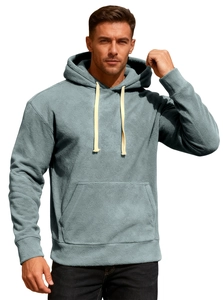 Dettaglio della felpa in pile grigio-blu con cappuccio a coulisse e tasca a marsupio