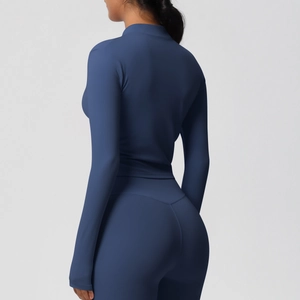 Vue arrière d'un ensemble de yoga bleu marine avec veste et legging sculptant