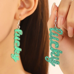 Détail des boucles d'oreilles Lucky à paillettes vertes pour la fête de la Saint-Patrick